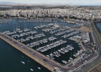 La rada torrevejense, donde, además de la pesca, se concentra la navegación turística.