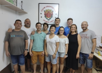 La nueva directiva del Club Frontenis Petrer con Begoña Cuadrado a la cabeza.