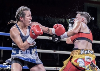 Imagen de la nuciera Eva María Naranjo durante un combate de boxeo