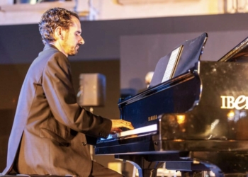 El director musical crevillentino José Alberto Aznar tocando el piano durante un concierto.