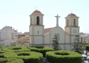 La colonial iglesia de San Andrés preside el núcleo vivencial de Almoradí.