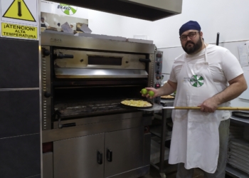 Venancio Correas saca del horno la novedosa pizza con limón que ha introducido en la carta de su pizzería.