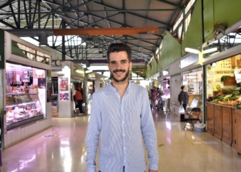 El nuevo presidente posando en el interior del mercado de la Frontera.