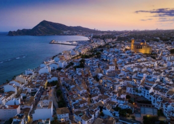 La iglesia de Altea iluminada al atardecer.