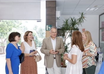 García Añón junto a varios representantes municipales.