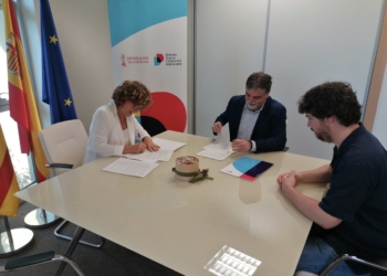 La consellera de Innovación y el alcalde de Villena en la firma del convenio de adhesión a Distrito Digital.