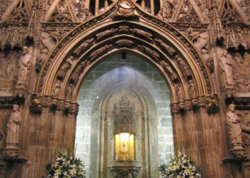 Imagen del Santo Grial en su camarín, rodeado por un impresionante retablo gótico | Felivet