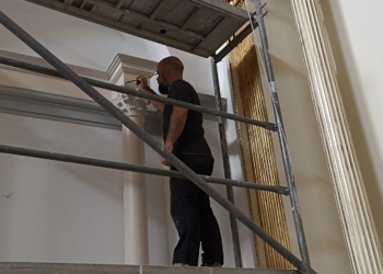 Bonete con el nuevo retablo para la Virgen de la Soledad.