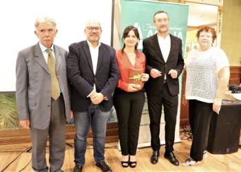 Clara Guilló (en el centro) junto al Alcalde de Elche y al concejal de Desarrollo Rural.