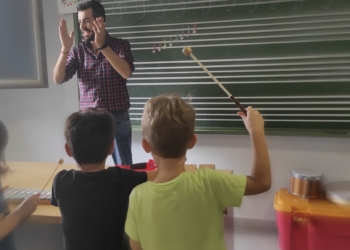 David Rubio imparte clases en la escuela de la Unión Musical ‘La Aurora’ en Albatera.