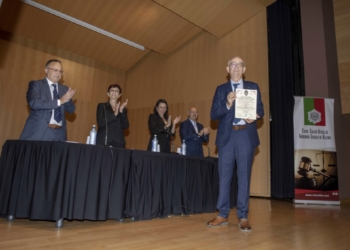 Sánchez Guinart recoge un diploma de reconocimiento colectivo a los colegiados veteranos de la delegación de Orihuela del Colegio de Graduados Sociales de Alicante (21 de octubre).