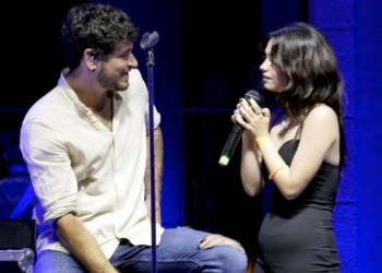 La torrevejense Candela Gómez junto a Cepeda en uno de sus conciertos de gira.