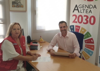 Fina Ferrer junto al concejal de Servicios Sociales.