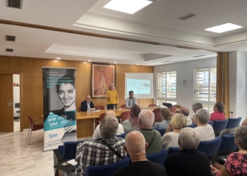 Decenas de residentes internacionales participan en la charla sobre el voto en las elecciones municipales