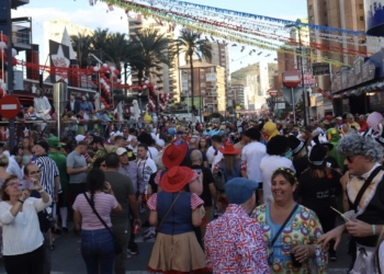 Unas 40.000 personas llenan las calles del Rincón de Loix color y alegría en la 25ª edición de la ‘Fancy Dress Party’