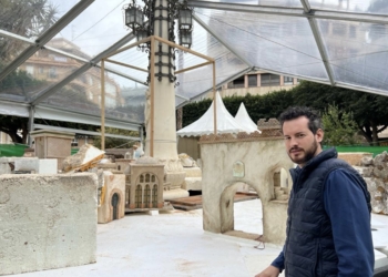 Festividades instala el belén municipal en la plaza Nueva y expone el belén napolitano en el Palacio Episcopal