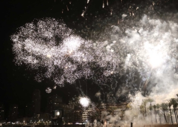 El desfile de Carrozas y un gran Castillo de fuegos artificiales ponen el broche final a les Festes Majors Patronals