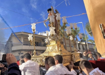 La carrera de Sant Rafael a ritmo de traca concentró cientos de personas