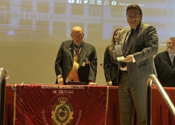 El profesor Alfonso Ortega, ‘Cruz Insigne’ de la Academia Internacional de Ciencias, Tecnología, Educación y Humanidades