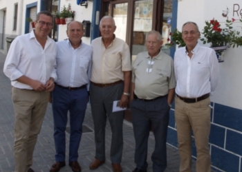 César Vicedo (segundo por la derecha) junto al actual alcalde de Benidorm Toni Pérez, el primer edil benidormense en 1978, Rafael Ferrer; el geólogo José Luis Hervás y Matías Pérez Such
