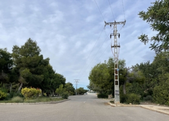 Orihuela impulsa el soterramiento de la línea eléctrica que cruza Campoamor