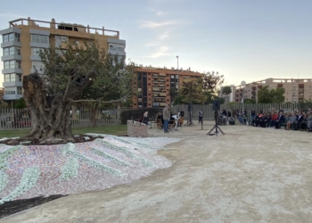 La emoción inunda el parque Lo Torrent en la inauguración del monolito homenaje a las víctimas de la Covid-19