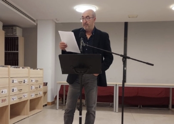 Miguel Sánchez Robles recibe el premio como ganador del concurso de narrativa ‘Ciudad de Elda’