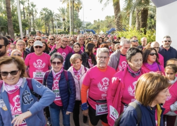 Más de 8.000 personas tiñen de rosa las calles de Elche en la XVIII carrera contra el cáncer de mama