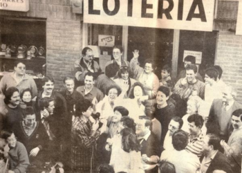 Vecinos benaluenses celebran el Gordo (1987) | AlicantePedia.com