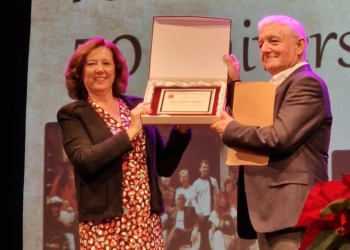 La alcaldesa de Almoradí hace entrega de una placa conmemorativa por el cincuentenario del grupo ‘Teatro Amarión’ a su presidente Andrés Oliver.