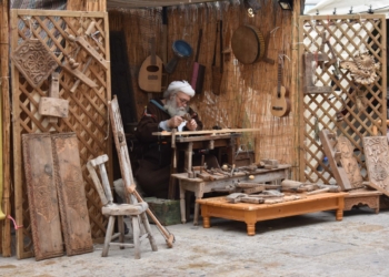 Maestro artesano en la Feria Medieval de San Sebastián.