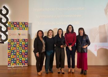 La alcaldesa Gracia y varias trabajadoras de los Servicios Sociales recogen el premio de manos de la vicepresidenta autonómica Aitana Mas (14 de diciembre).