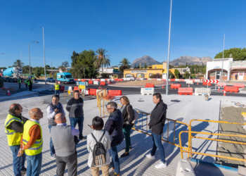 El Alcalde junto a técnicos y políticos municipales supervisando la obra
