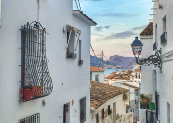 Imagen de una de las calles del casco antiguo de Altea.