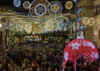 Elche adelanta la hora del encendido de la Navidad