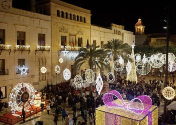 Elche da la bienvenida a la Navidad con casi un 33% más de inversión en iluminación decorativa