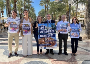 La vicealcaldesa Mari Carmen Sánchez junto a representantes del sector hostelero alicantino presentando la campaña en la Explanada.