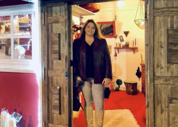 María Venerdi en la puerta de la Casita de Papá Noel de Guardamar del Segura