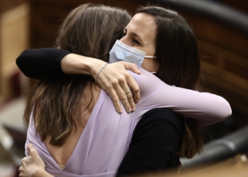 La ministra de Igualdad, Irene Montero, celebra la aprobación de la ley.