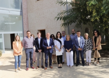 La vicepresidenta Aitana Mas visita el centro junto al alcalde Sebastián Cañadas y otras autoridades políticas.