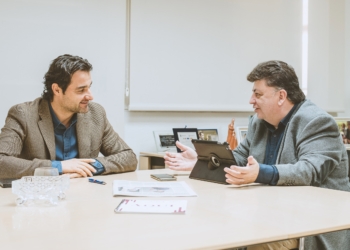 Nuestro director, Ángel Fernández, en la entrevista al alcalde Eduardo Dolón | Fotos: Salva González