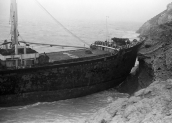 Uno de los barcos que quedó afectado por la tormenta.