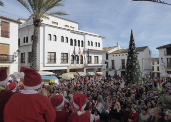 Los nucieros saludan a Papá Noel.