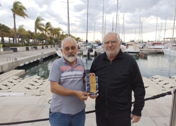 El maquetador del libro Antonio Baile (a la izquierda) junto al autor Paco Juan.