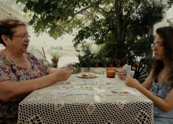 Andrea Martínez actúa junto a la actriz Paqui Cifuentes en el cortometraje ‘Cinquillo’ de Las Monstruas.