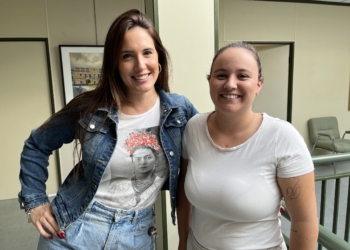 La agente de Igualdad, Nuria Molina, (a la izquierda de la imagen) y la concejala Ana Tortosa.