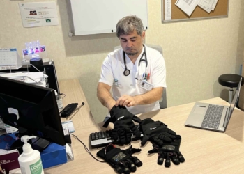 José Javier Hernández con los guantes de su invención.