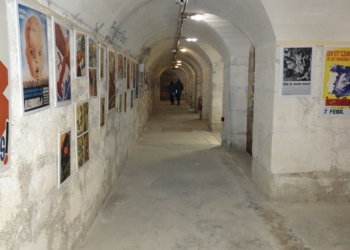 Uno de los principales pasillos del refugio, con los carteles de la época.