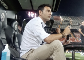 Enrique Pacheco en su puesto en Mestalla, a pie de campo.