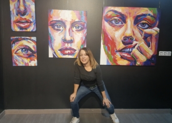 El hiperrealismo inicial ha evolucionado hasta un figurativismo pletórico de color.